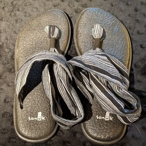 Black and White Stripes Sanuk Sandals, sz 6